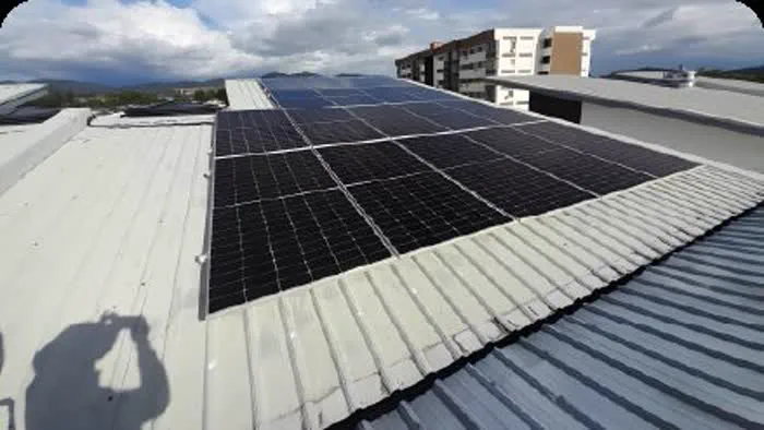 Susunan panel solar yang siap dipasang atas bumbung logam rumah