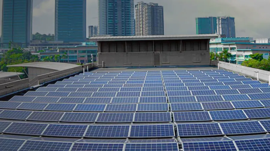 Sistem solar komersial De Solar di atas bumbung bangunan di Rawang, Selangor