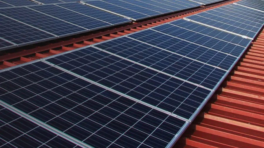 Sistem solar komersial De Solar di atas bumbung kilang di Teluk Intan, Perak